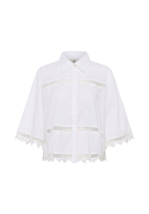 Camisa blanca de manga corta con botones, que presenta un dobladillo festoneado y detalles recortados en el pecho y las mangas, elaborada con una tela ligera.