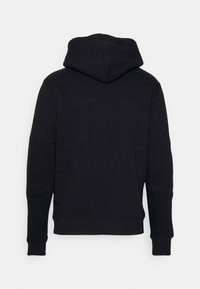 Felpa nera con cappuccio, maniche lunghe, coulisse, polsini e orlo a coste. Presenta una consistenza liscia e dettagli cuciti minimi. Vista posteriore.