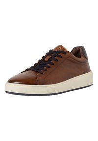Adidași din piele maro cu o finisare netedă, vârful rotund, șireturi închise la culoare și o talpă de culoare crem, evidențiind un design elegant.