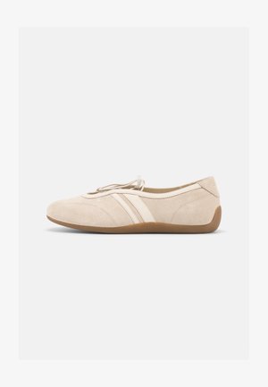 Μπεζ εσπαντρίγια από σουέντ με δύο λευκές δερμάτινες ρίγες στο πλάι, καφέ σόλα και κλείσιμο με κορδόνι στην κορυφή.