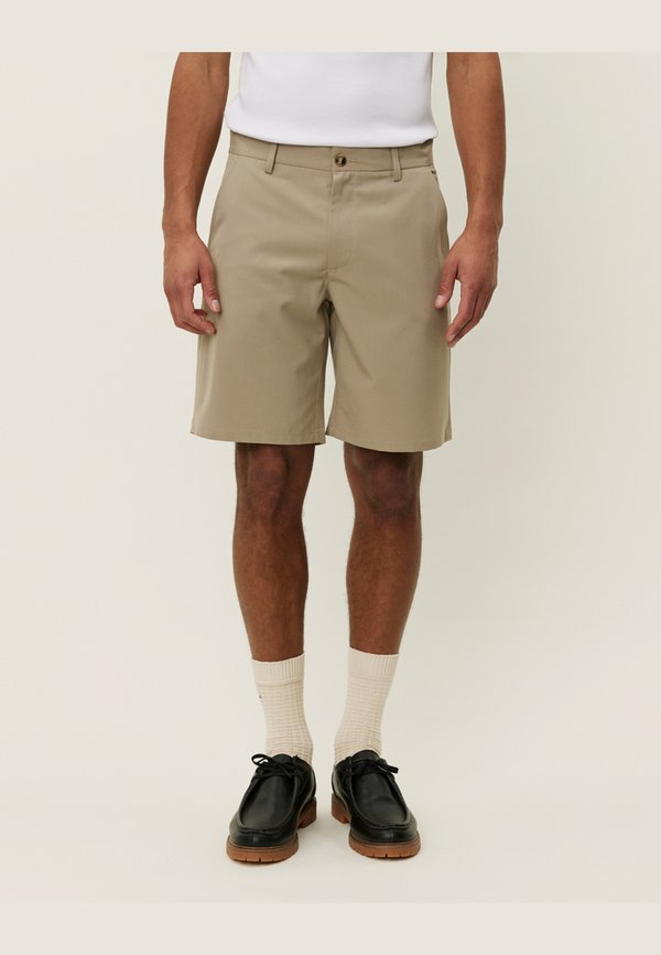 COMO REG SOLID - Shorts - dark sand