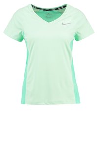 Camiseta de running de Nike de manga corta en verde claro con escote en V y paneles laterales de malla, que presenta un pequeño logo de swoosh de Nike en el pecho.