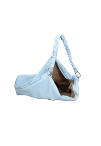 Borsa sintetica azzurro chiaro con un design di tessuto texture, una forma morbida e curva, e un manico arricciato. L'interno presenta una fodera beige e una cerniera.
