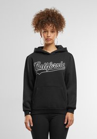 Felpa nera con cappuccio e lettering bianco "California", tasca a marsupio anteriore e polsini a costine nelle maniche e nell'orlo. Texture liscia e morbida.