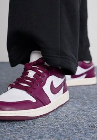 Jordan AIR JORDAN 1 LOW - Tenisice - white/bordeaux/sail