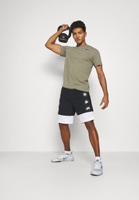 Nike Performance CREW SOLID - T-shirt desportiva - light army/black
