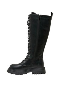 Botas de cuero negro hasta la rodilla con cordones en la parte delantera y cremallera lateral, con una suela gruesa y un acabado texturizado. Diseño robusto y acentos de hardware.