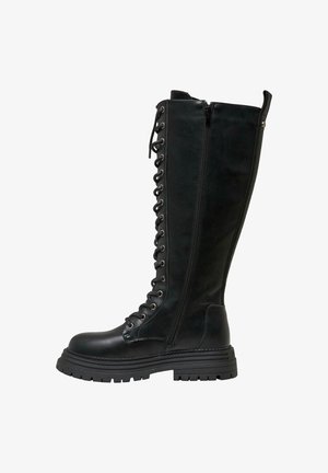 Czarne skórzane kozaki do kolan z przodem na sznurowanie i bocznym zamkiem, z grubą podeszwą i teksturowanym wykończeniem. Solidna konstrukcja i akcenty metalowe.