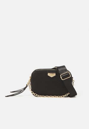 Zwarte schoudertas met een gestructureerde afwerking, gouden hardware accenten, ritssluiting en een kettinghengsel. Bevat een kwastje detail.