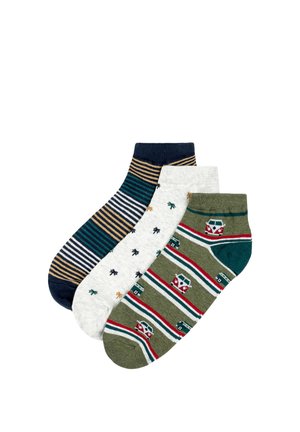 Tres pares de calcetines hasta el tobillo: verdes con letras Vans y rayas, blancos con pequeñas palmeras, a rayas horizontales en azul marino y marrón.