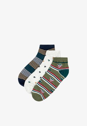 Tres pares de calcetines hasta el tobillo: verdes con letras Vans y rayas, blancos con pequeñas palmeras, a rayas horizontales en azul marino y marrón.