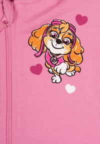 Felpa rosa con un cane cartoon con collare, circondato da cuori di varie tonalità di rosa. Il tessuto è morbido e leggero.