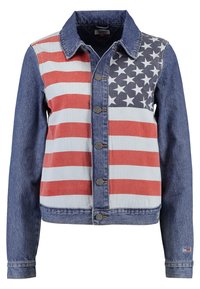 Chaqueta de mezclilla con rayas rojas y blancas y una sección azul con estrellas blancas. Cierre delantero con botones y cuello estándar.