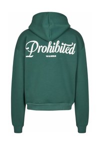 Sudadera de color verde oscuro con gran texto blanco impreso que dice "Prohibido" y "10119 BERLÍN" en la parte posterior, con capucha ajustable y puños de canalé.