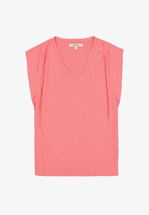 Koraalroze V-hals T-shirt met korte mouwen, zacht, lichtgewicht stof, met een subtiele textuur en zonder zichtbare patronen of accenten.
