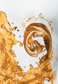 Αφηρημένος σχεδιασμός με χρυσό υγρό στροβιλισμό και κείμενο "Versace Jeans Couture" σε φόν ύφασμα λευκού χρώματος.