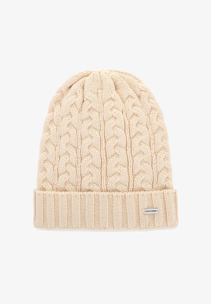 Kremowa dzianinowa czapka typu beanie z wzorem warkocza, ściągaczem i małą metką z logo. Materiał wydaje się miękki i gruby.