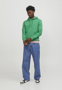 Jack & Jones - JJESTAR BASIC HOOD - Pulover s kapuco - green bee Miniaturna slika 1