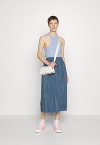 Samsøe Samsøe UMA SKIRT - Saia plissada - china blue