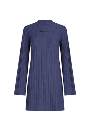 Vestido de punto acanalado en azul oscuro con cuello alto y mangas largas. Presenta un logo sutil bordado en negro en la parte frontal.
