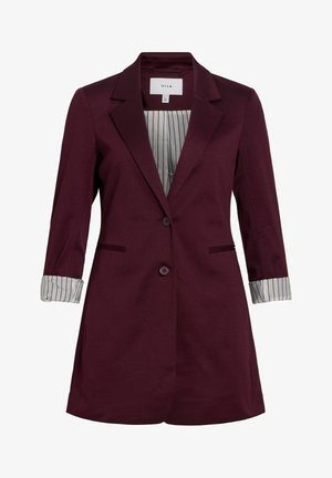 Burgundski krojeni ženski suknjič z dvema gumboma spredaj, ovratnik z zarezo, zavihani rokavi, ki razkrivajo belo podlogo s tankimi navpičnimi črtami.