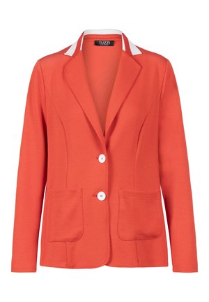 Koraalrode blazer met witte knopen, twee voorzakken, revers met inkeping en kraagdetail met witte strepen.