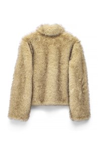 Falošná kožušina svetlo béžovej farby so soft, štruktúrovaným povrchom. Má dlhé rukávy a zaoblený golier, navrhnutý pre voľný strih.