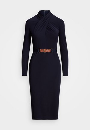 Schwarzes Midikleid mit langen Ärmeln, gerafftem hohem Ausschnitt, tailliertem Schnitt und braunem Gürtel mit goldener Schnalle.