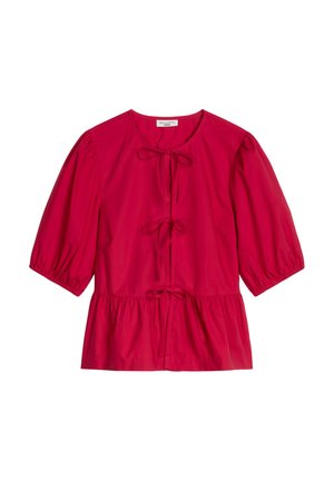 Rode damesblouse met driekwart pofmouwen, ronde hals, peplum taille en drie strikjes aan de voorkant.