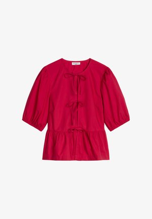 Rode damesblouse met driekwart pofmouwen, ronde hals, peplum taille en drie strikjes aan de voorkant.