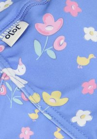 Costum de baie pentru copii în albastru deschis, având un model floral cu flori roz și galbene, rațe albe și pui galbeni. Material moale.