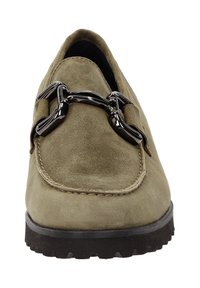 Olijfgroene suède schoen met een gladde textuur. Beschikt over een zwarte kettingaccent over de bovenkant en een robuuste zwarte zool.