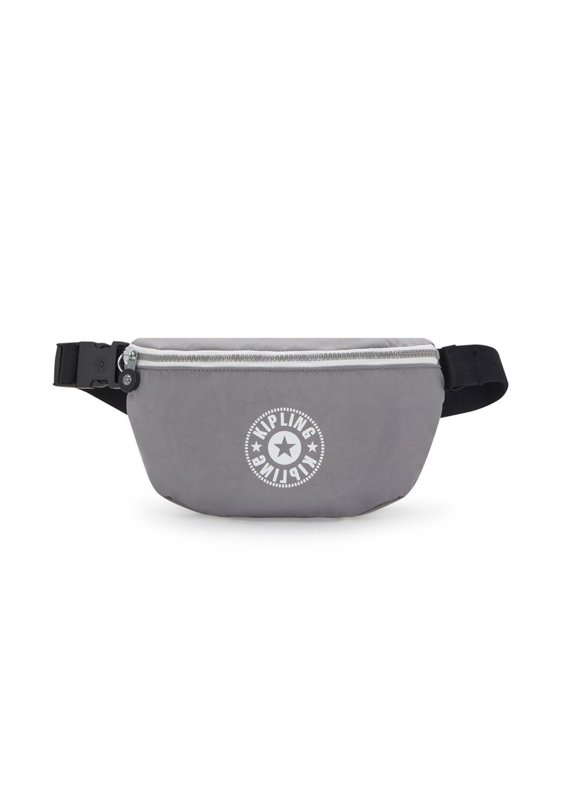 Marsupio grigio realizzato in tessuto resistente, con una cerniera bianca, logo e tracolla nera regolabile, dotato di una texture liscia e forma arrotondata.