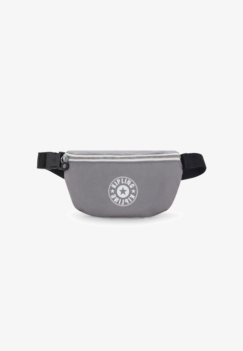 Marsupio grigio realizzato in tessuto resistente, con una cerniera bianca, logo e tracolla nera regolabile, dotato di una texture liscia e forma arrotondata.