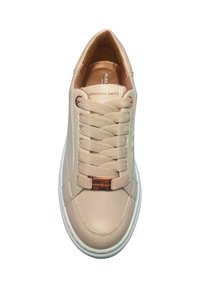 Sneaker in pelle rosa chiaro con punta rotonda, lacci piatti e accento in oro rosa. Presenta una suola in gomma bianca e una texture a contrasto.