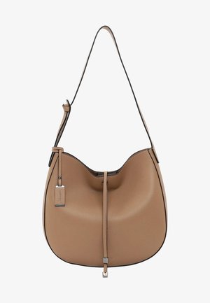 Jasnobrązowa torebka na ramię z ziarnistej skóry z regulowanym paskiem, dekoracyjnym paskiem z przodu oraz małą zawieszką z metalu.