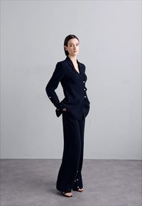 Stine Goya ISAAC CREPE - Hlače - jet black