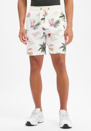 Weiße Herren-Shorts mit Kordelzug und bunten tropischen Drucken, darunter Palmen, Cocktails, Wassermelone und der Schriftzug „Forever Summer“.