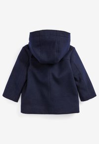 Marineblauer Wollmantel mit Kapuze, der ein strukturiertes Design, lange Ärmel und sichtbare Nähte aufweist. Weiche Textur, klare Linien und keine Verzierungen.