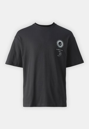 T-shirt in cotone nero con maniche corte, collo rotondo e grafica frontale di un sole e una luna, accompagnata dal testo "Le Soleil et La Lune."