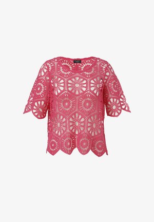 Roze gehaakte top met korte mouwen met hexagonale en ronde bloemmotieven en gegolfde randen, met een ronde halslijn en kantachtig opengewerkt ontwerp.