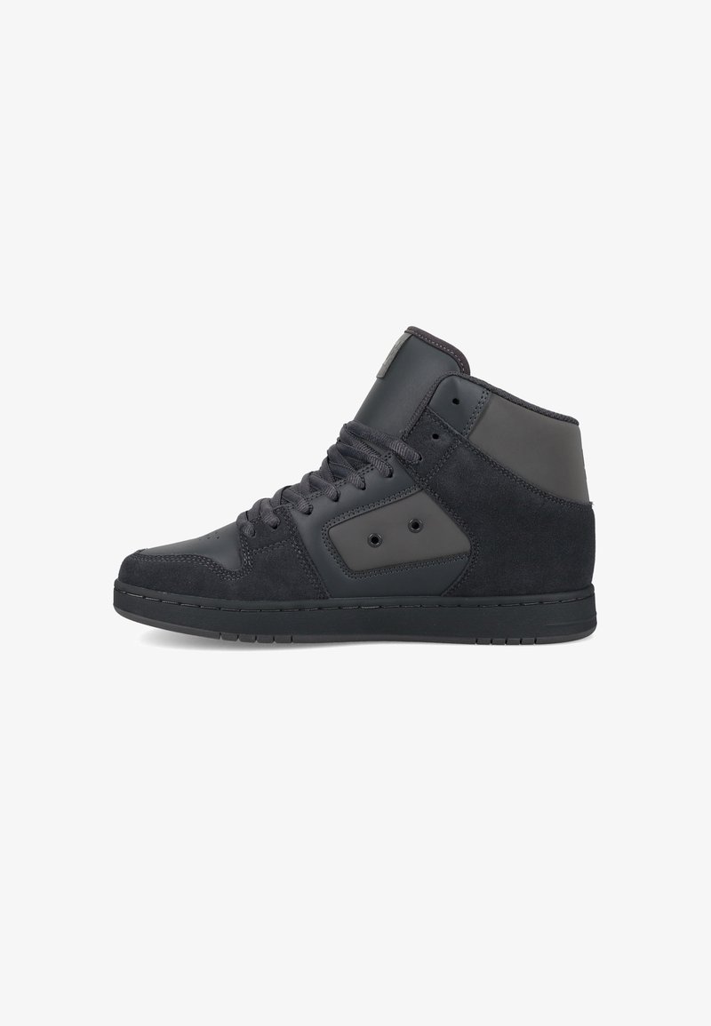 Wysokie sneakersy w ciemnoszarym zamszu i skórze. Posiada płaskie sznurówki, naszywkę z logo na górze oraz gumową podeszwę o teksturowanym wzorze.