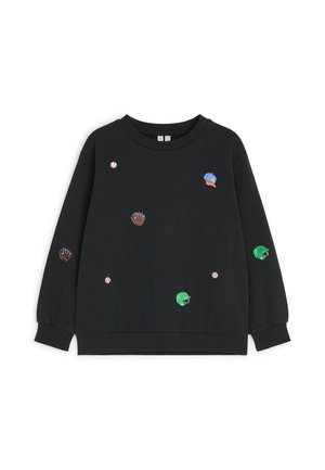 Sweat-shirt noir à manches longues avec des gants de baseball brodés, des balles et des casquettes colorées dispersées sur le devant et les manches.