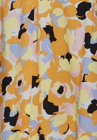 Material textil floral cu modele îndrăznețe în nuanțe de portocaliu, galben, lavandă și negru pe un fundal texturat, având diverse forme de flori.