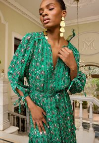 Love & Roses V NECK TIE CUFF - REGULAR FIT - Maksi suknelė - green floral