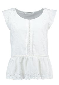 Blouse en coton blanc avec des manches courtes à volants, broderies en œillets complexes, un devant plissé et un ourlet à basque. Tissu léger et respirant.