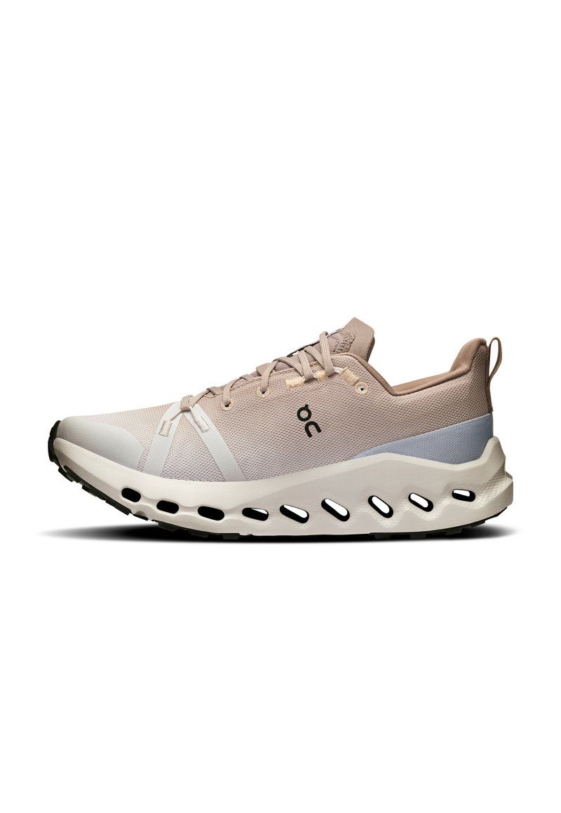 Beige Laufschuh mit atmungsaktivem Mesh-Obermaterial, kontrastierenden grauen Akzenten und einer gepolsterten Sohle, die über mehrere Ablauflöcher verfügt.