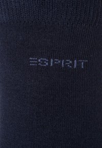 Granatowe skarpetki bawełniane o gładkiej fakturze. Posiadają ściągacz i subtelną, jasnoniebieską nazwę marki "ESPRIT".