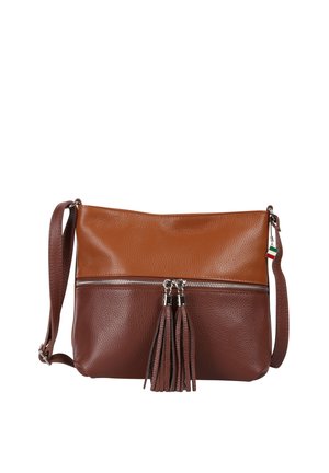 Bruin leren crossbodytas in twee tinten met een voorvak met rits, ritsversieringen met kwastjes, verstelbare band en een klein Italiaans vlaggetje als bedel.