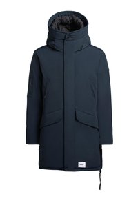 Parka imbottito blu navy con colletto alto, grandi tasche frontali e un'etichetta del marchio all'orlo. Presenta una tasca laterale con zip.